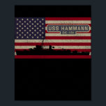 USS Hammann DE 131 WW2 Frakt American Flagga Poster<br><div class="desc">USS Hammann DE 131 WW2 Frakt American Flagga Gift. Perfekt-gåva till pappa,  mamma,  pappa,  manar,  kvinnor,  vänner och familjemedlemmar på Thanksgiving Dag,  juldag,  Mors dag,  Fars dag,  4 juli,  1776 Oberoende dag,  veterandagen,  Halloween D,  Patrick's Day</div>