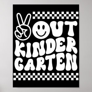 Ut ur Kindergarten Cute Groovy förra skoldagen Poster
