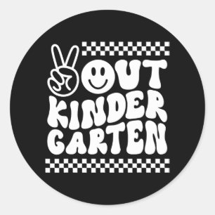 Ut ur Kindergarten Cute Groovy förra skoldagen Runt Klistermärke