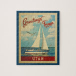 Utah segelbåtvintage resor pussel<br><div class="desc">Detta presenterar hälsningar från nautisk design för den Utah vintage resor en fartygsegling på vatten med fiskmåsar,  och en blå himmel som fylls med ursnygg pösig vit,  fördunklar.</div>