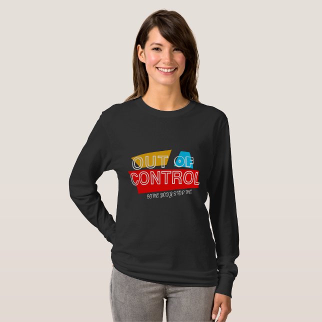 Utan Kontroll – Djärvt Typsnittsuttalande Design T Shirt (Hel framsida)