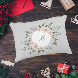 Utandning av blommigt vid Monogram personlig Prydnadskudde