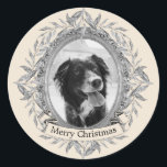 Utandningsfoto för Festive Helgdag Grått Löv- utan Runt Klistermärke<br><div class="desc">Festila klistermärken med ett segrande foto från silver ram, med en andedräkt av silver grått löv på en elfenbensbakgrund. Lägg helt enkelt till ett eget foto och en egen elegant i den här designen. För bästa resultat bör du se till att fotografiet är i formatet 5 x 7 porträtt och...</div>