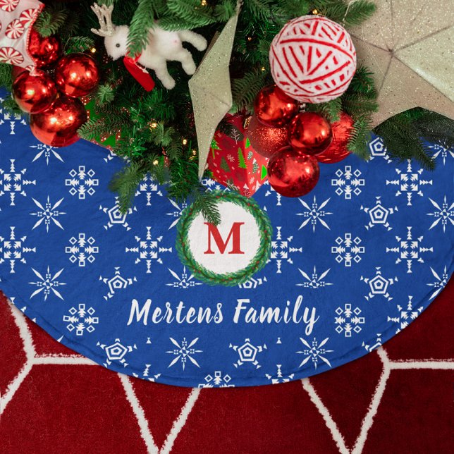 Utandningsmonogram Ditt namn Blå och vit Snöflingo Julgransmatta Borstad Polyester (Wreath Monogram Your Name Blue & White Snowflakes Brushed Polyester Tree Skirt)