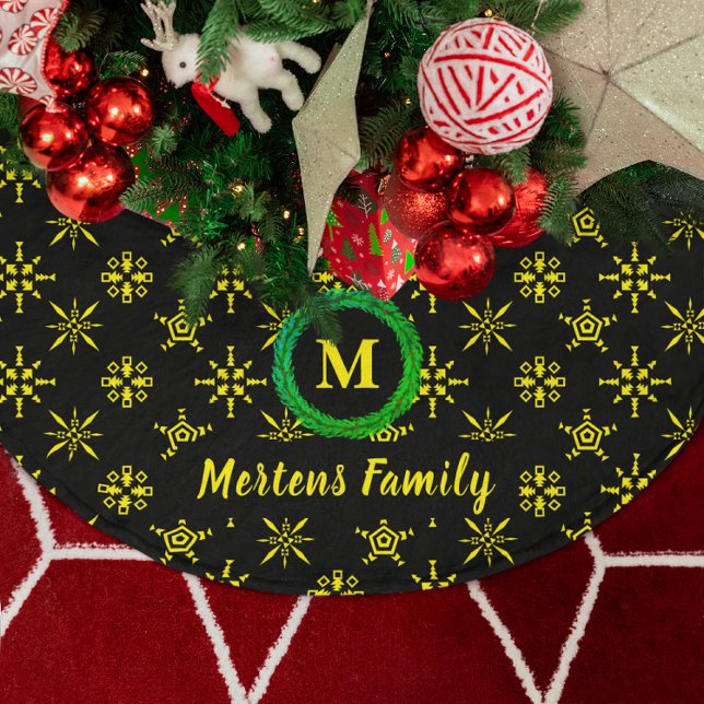 Utandningsmonogram Ditt namn Black Gult Snöflingor Julgransmatta Borstad Polyester (Wreath Monogram Your Name Black Yellow Snowflakes Brushed Polyester Tree Skirt)