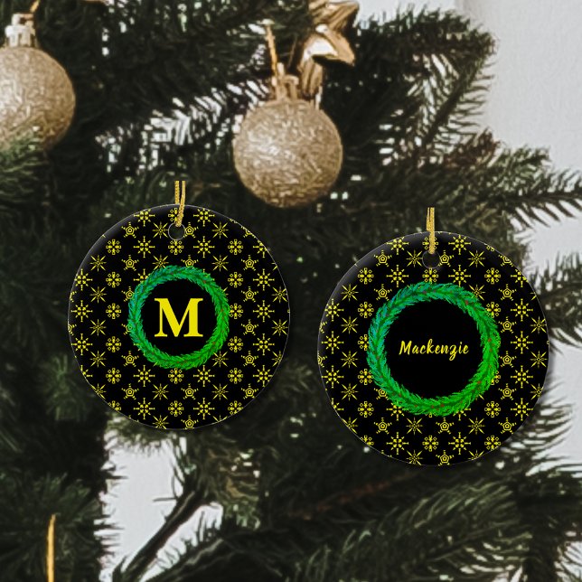 Utandningsmonogram Ditt namn Black Gult Snöflingor Julgransprydnad Keramik (Wreath Monogram Your Name Black Yellow Snowflakes Ceramic Ornament)