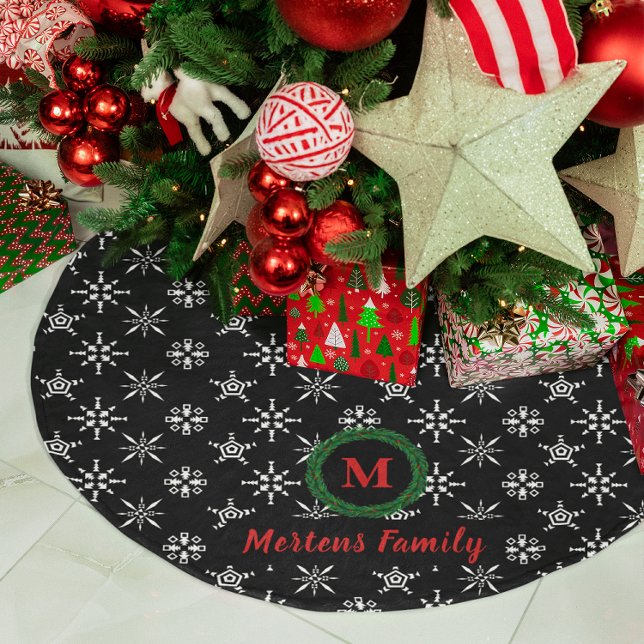 Utandningsmonogram Ditt namn Black & White Snöflin Julgransmatta Borstad Polyester (Wreath Monogram Your Name Black & White Snowflakes Brushed Polyester Tree Skirt)