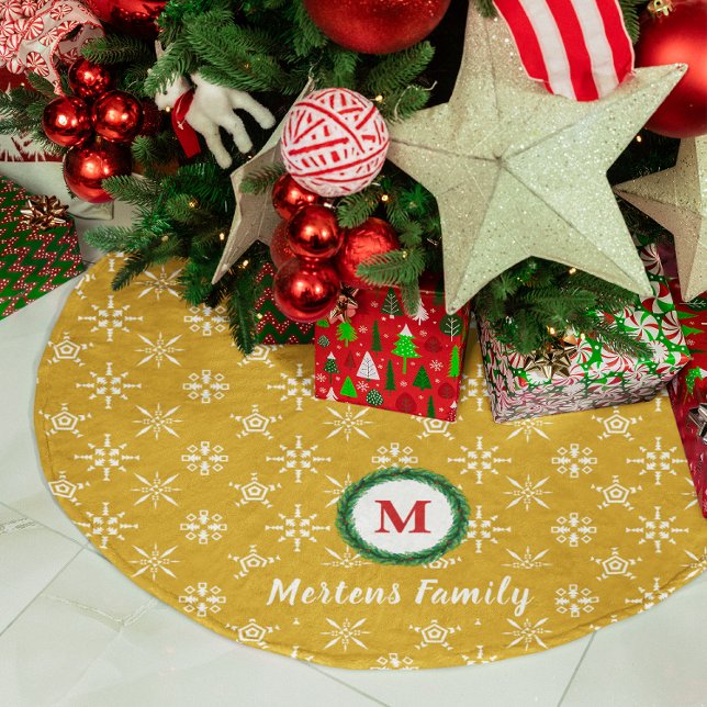 Utandningsmonogram Ditt namn Guld & White Snöfling Julgransmatta Borstad Polyester (Wreath Monogram Your Name Gold & White Snowflakes Brushed Polyester Tree Skirt)
