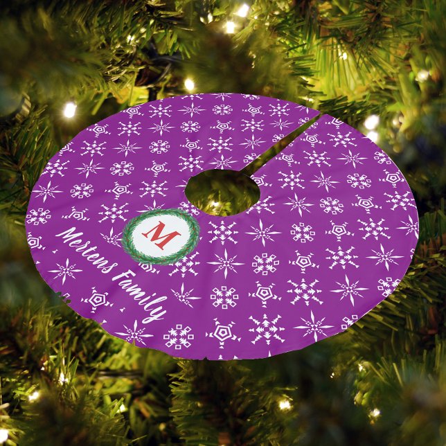 Utandningsmonogram Ditt namn Lila White Snöflingor Julgransmatta Borstad Polyester (Wreath Monogram Your Name Purple White Snowflakes Brushed Polyester Tree Skirt)