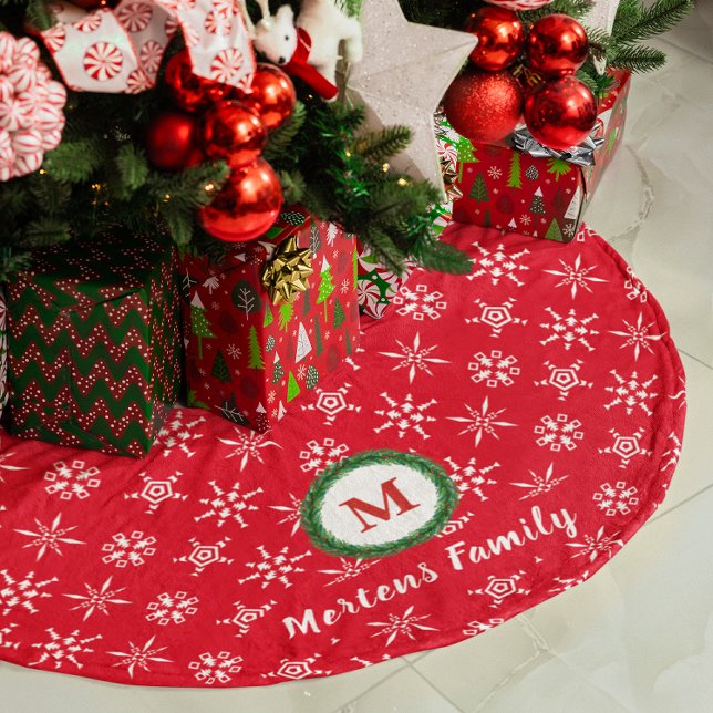 Utandningsmonogram Ditt namn Red & White Snöflingo Julgransmatta Borstad Polyester (Wreath Monogram Your Name Red & White Snowflakes Brushed Polyester Tree Skirt)