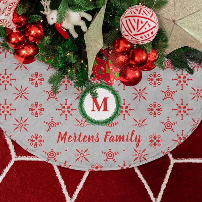 Utandningsmonogram Ditt namn Silver & Red Snöfling Julgransmatta Borstad Polyester (Wreath Monogram Your Name Silver & Red Snowflakes Brushed Polyester Tree Skirt)
