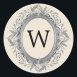 Utandningsmonogram för fektiös Helgdag Grått Löv-  Runt Klistermärke<br><div class="desc">Festila klistermärken med ett segeroriskt foto från silver ram,  med en andedräkt av silvret grått löv på en elfenbensbakgrund. Lägg helt enkelt till ditt eget monogram till den här eleganten. Matchningsprodukter som inbjudningar,  klistermärken och party finns i vår butik. Kontakta oss genom butiken om du behöver hjälp.</div>