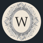 Utandningsmonogram för fektiös Helgdag Grått Löv-  Runt Klistermärke<br><div class="desc">Festila klistermärken med ett segeroriskt foto från silver ram,  med en andedräkt av silvret grått löv på en elfenbensbakgrund. Lägg helt enkelt till ditt eget monogram till den här eleganten. Matchningsprodukter som inbjudningar,  klistermärken och party finns i vår butik. Kontakta oss genom butiken om du behöver hjälp.</div>