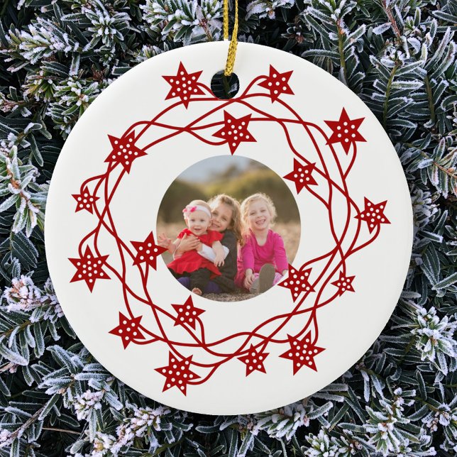 Utandningsskandinaviskt med fotopastjärnor julgransprydnad keramik (Scandinavian red and white star wreath photo Christmas ornament)