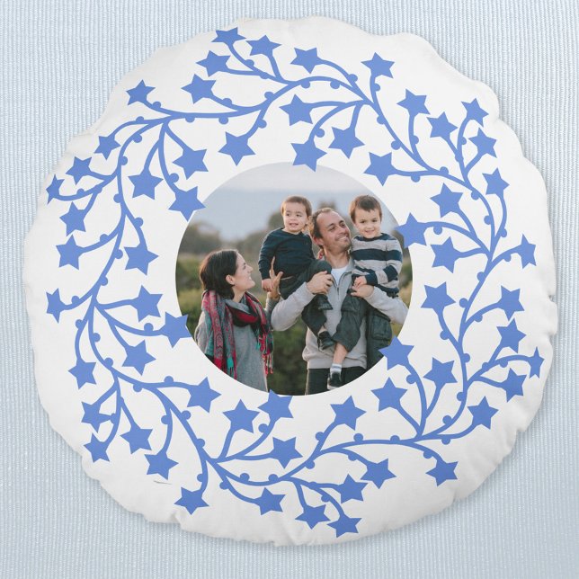 Utandningsskandinaviskt med fotopastjärnor rund kudde (Modern Scandinavian star wreath garland personalized photo Christmas holiday pillow)