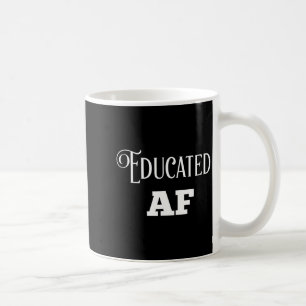 Utbildad af rolig examen gåva för henne honom 2021 kaffemugg