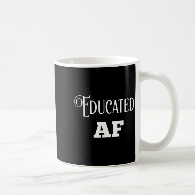 Utbildad af rolig examen gåva för henne honom 2021 kaffemugg (Höger)