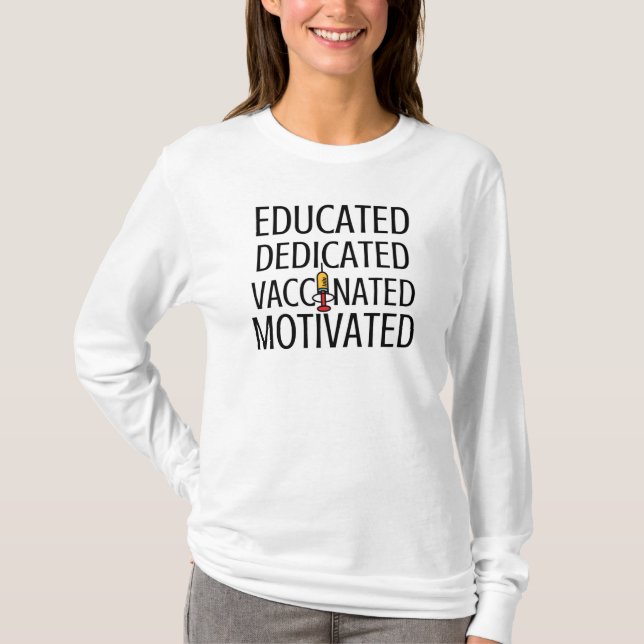 Utbildad, dedikerad, vaccinerad, motiverad t shirt (Framsida)