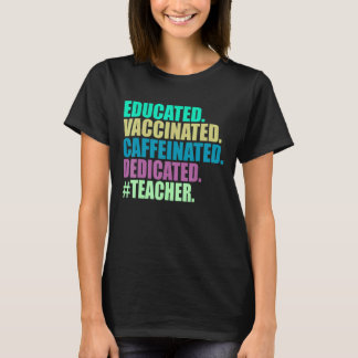 Utbildad Vaccinerad Kaffeinhållig Hängiven Lärare T Shirt