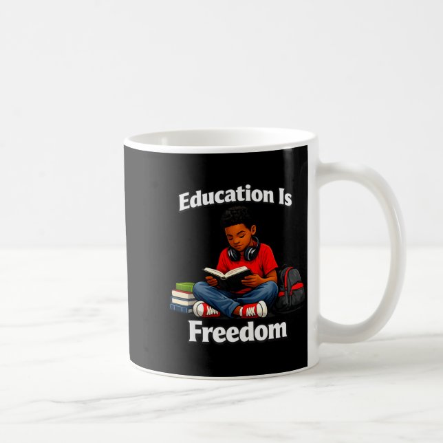 Utbildning är frihet läsande design svart historia kaffemugg (Höger)