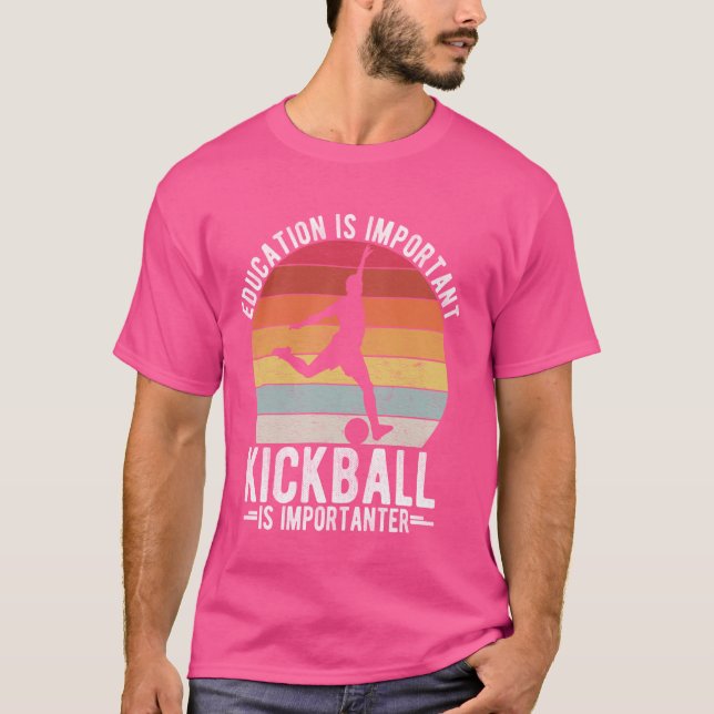 UTBILDNING ÄR VIKTIG KICKBALL ÄR VIKTIGT SPEL T SHIRT (Framsida)