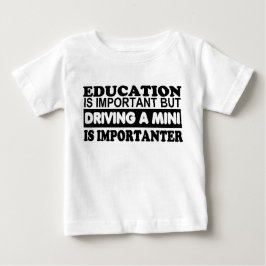Utbildning är viktig men köra ett mini-… t-shirt