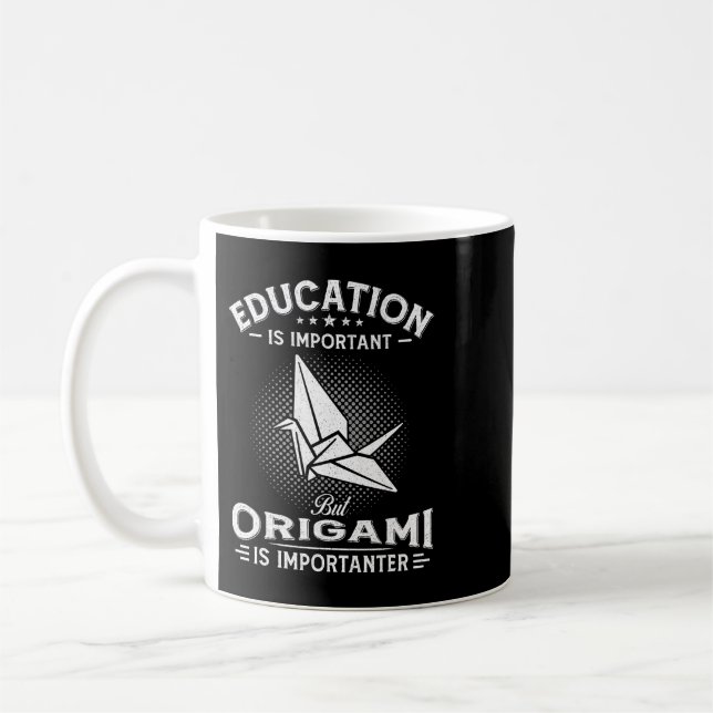 Utbildning är viktig, men Origami är viktigt Kaffemugg (Vänster)