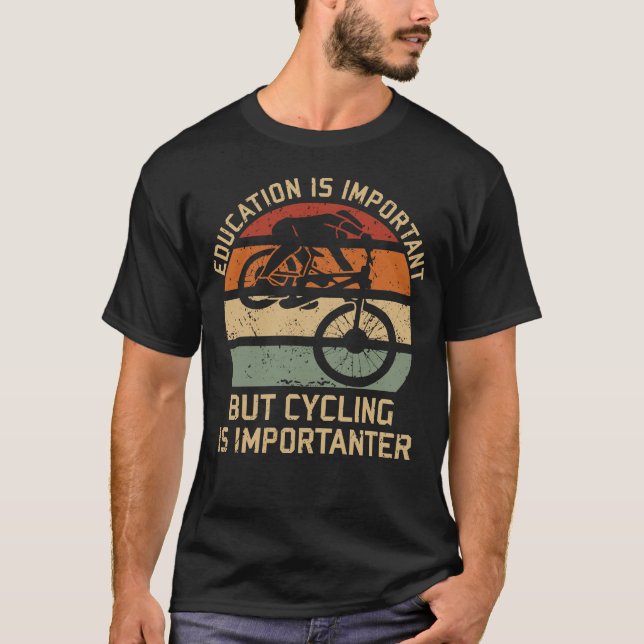 Utbildning är viktigt, men cykling är viktigt t shirt (Framsida)