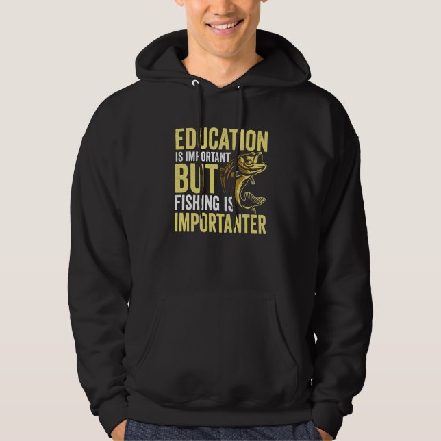 Utbildning är viktigt men fiske är viktigare hoodie (Framsida)