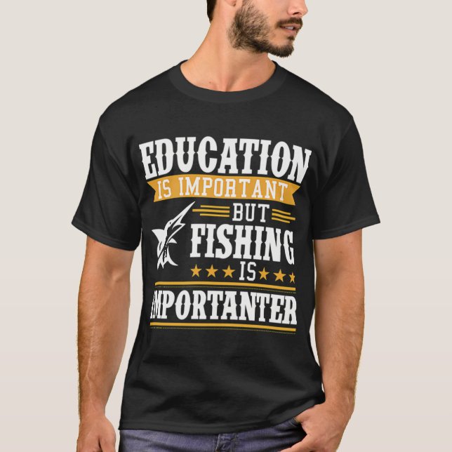 Utbildning är viktigt men fiske är viktigare t shirt (Framsida)