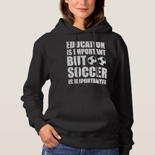 Utbildning är viktigt, men fotbollen är viktig t shirt (Framsida)