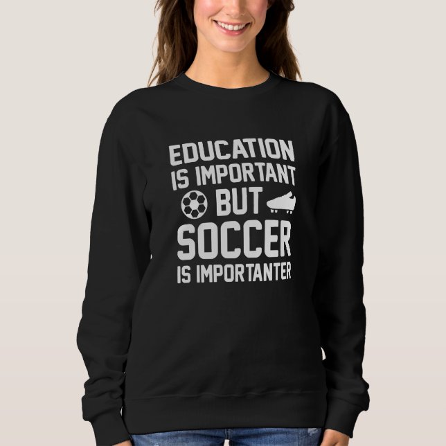 Utbildning är viktigt, men fotbollen är viktig t shirt (Framsida)