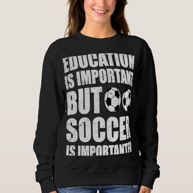 Utbildning är viktigt, men fotbollen är viktig t shirt (Framsida)