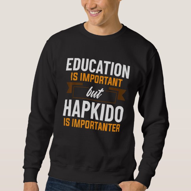 Utbildning är viktigt, men Hapkido är viktigt Lång Ärmad Tröja (Framsida)