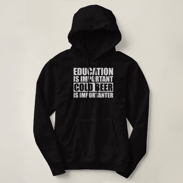 Utbildning är viktigt, men Kall är viktigt T Shirt (Design framsida)