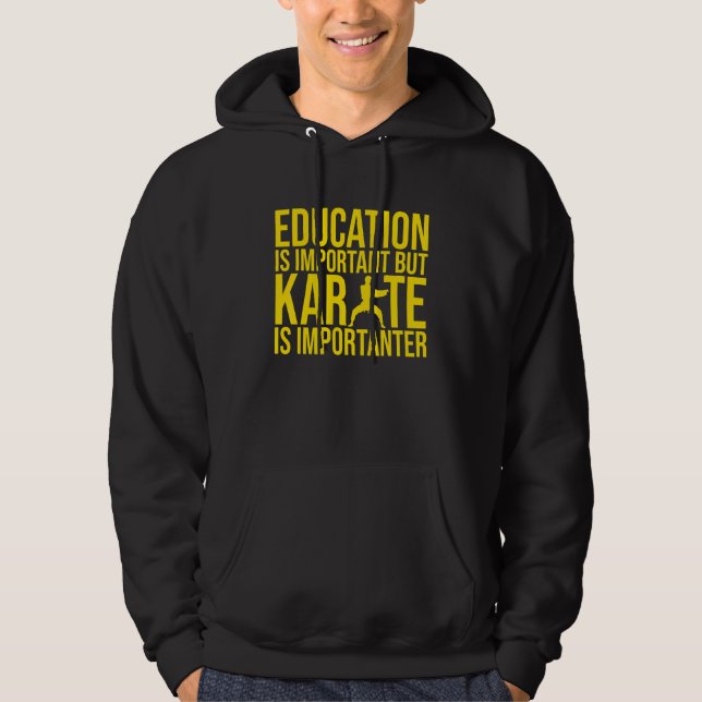 Utbildning är viktigt men karate är viktigare F Hoodie (Framsida)