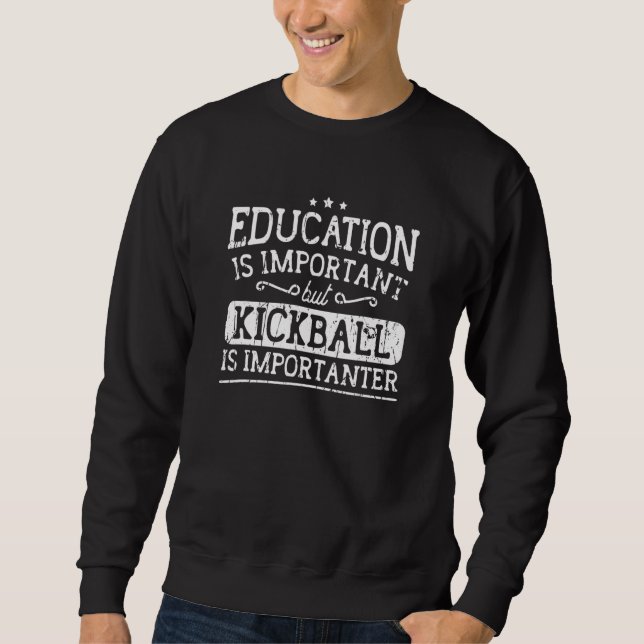 Utbildning är viktigt, men Kickball är viktigt Lång Ärmad Tröja (Framsida)