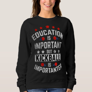 Utbildning är viktigt, men Kickball är viktigt T Shirt
