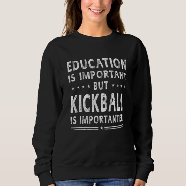 Utbildning är viktigt, men Kickball är viktigt T Shirt (Framsida)