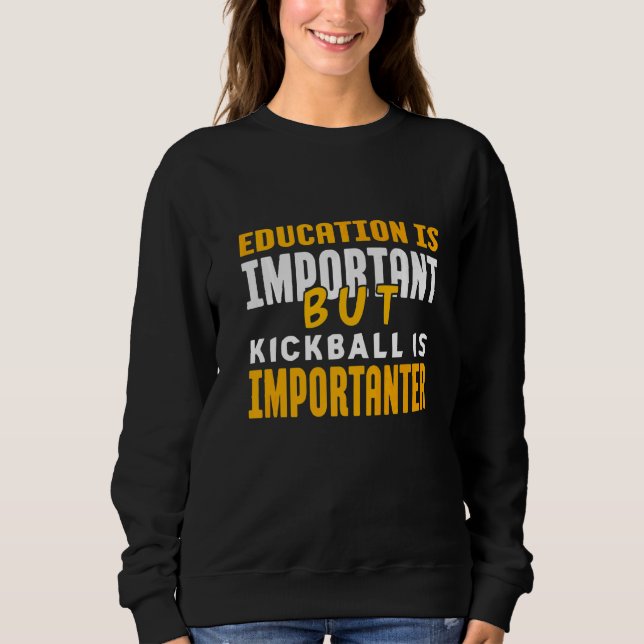 Utbildning är viktigt, men Kickball är viktigt T Shirt (Framsida)