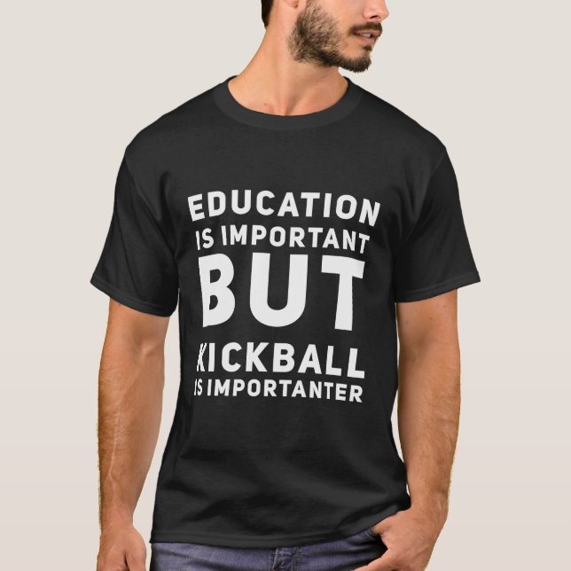 Utbildning är viktigt, men Kickball är viktigt T Shirt (Framsida)