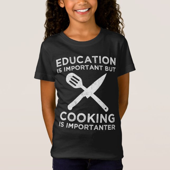 Utbildning är viktigt, men kokning är viktigt t shirt (Framsida)