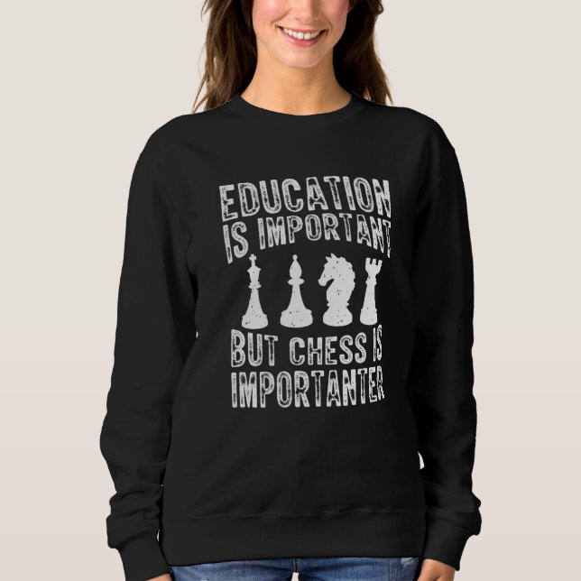 Utbildning är viktigt, men schack är viktigt t shirt (Framsida)