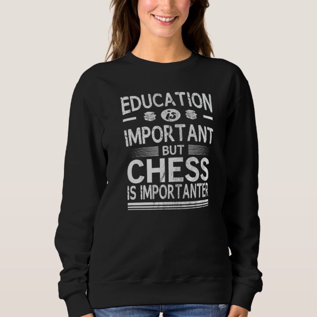 Utbildning är viktigt, men schack är viktigt t shirt (Framsida)