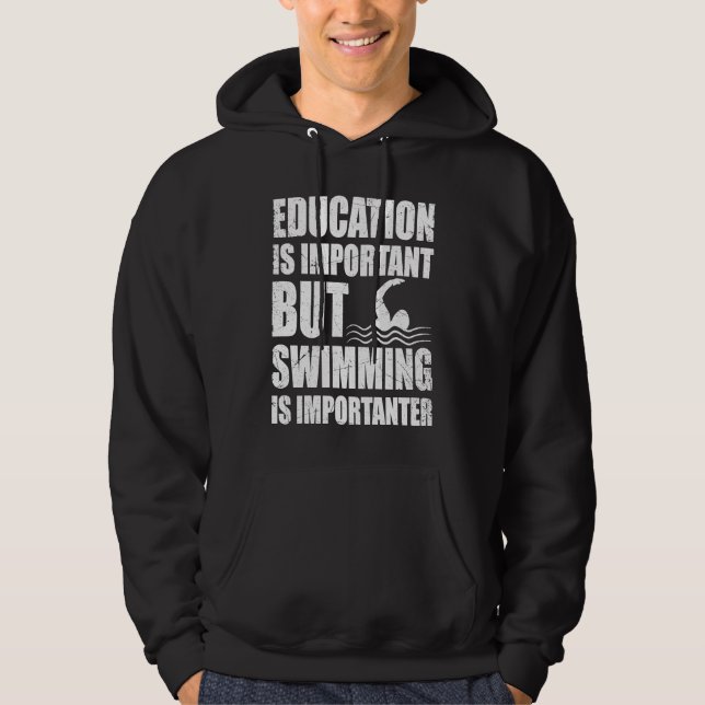 Utbildning är viktigt, men simning är viktigt hoodie (Framsida)