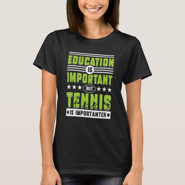 Utbildning är viktigt, men tennis är viktig t shirt (Framsida)