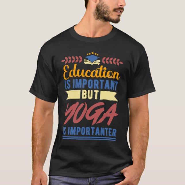 Utbildning är viktigt men yoga är viktigare t shirt (Framsida)