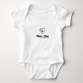 ute Mamma & Pappa Hjärt – Anpassat Namn Baby Body T Shirt