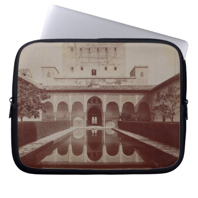 Uteplats de los Arrayanes, Alhambra, c.1875-80 Laptop Sleeve (Framsidan)