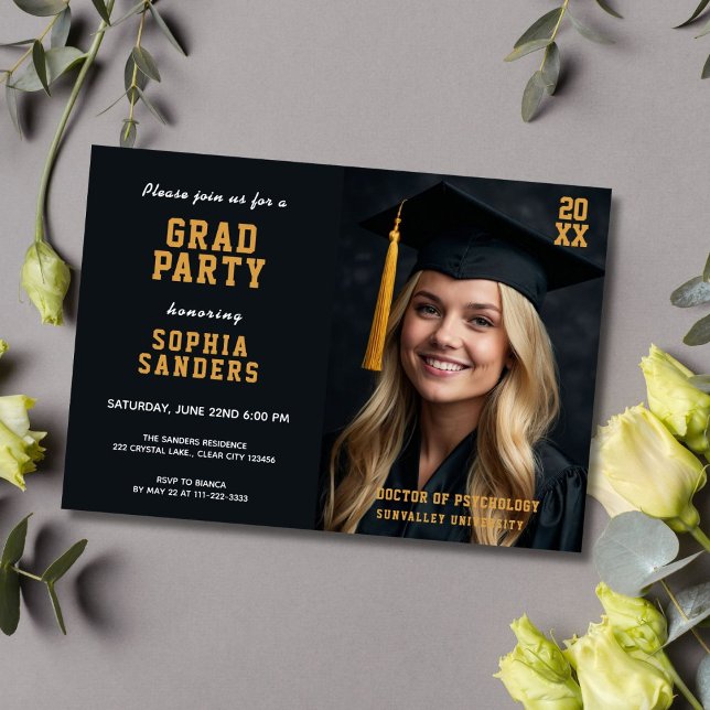 Utexamens Foto Magasin Stil Design Inbjudningar (Modern graduation photo invite with clean black and gold magazine-style layout)
